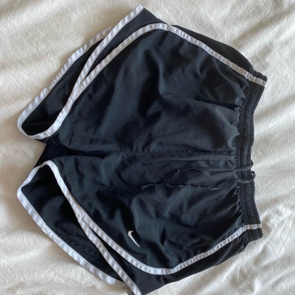 gently used black nike shorts